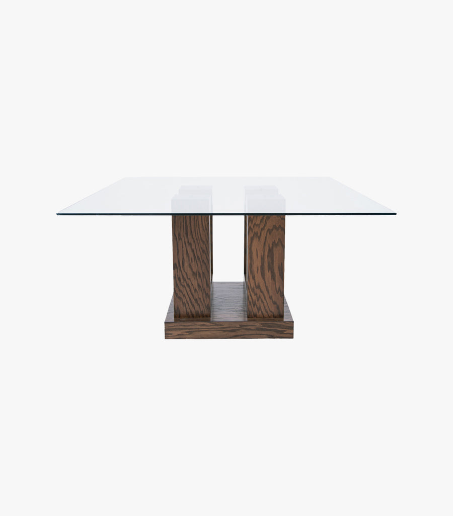 Mesa de madera Maslow de Avanti Muebles para 8 personas, mostrada en un entorno de comedor con acabado natural y elegante.