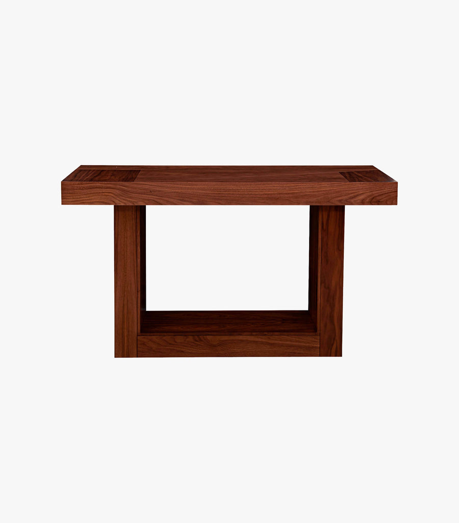 Consola de madera de encino con acabado en nogal de la marca Avanti Muebles, vista frontal.