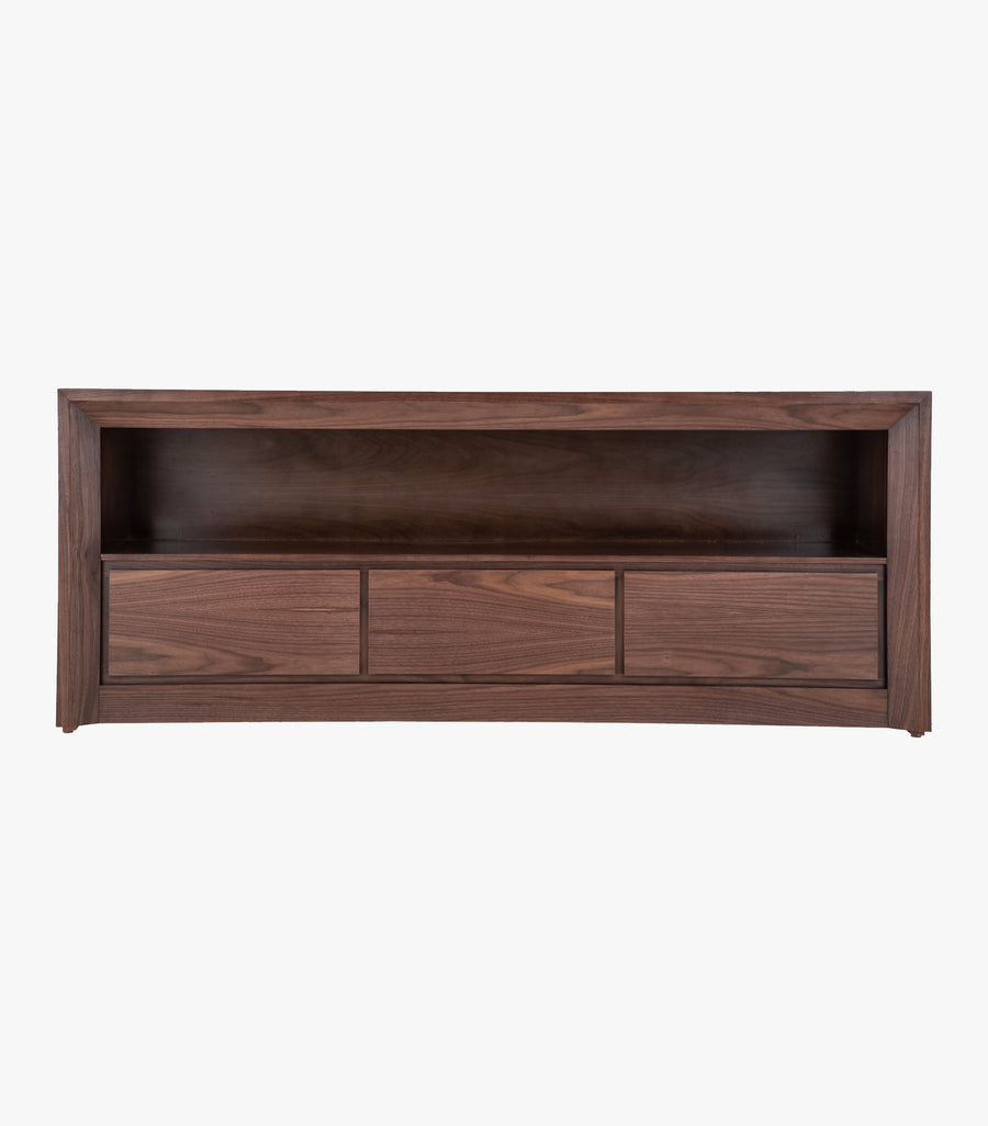 Mueble para TV Tenerife de madera color nogal natural de Avanti Muebles, vista frontal, con espacio para equipo audiovisual.