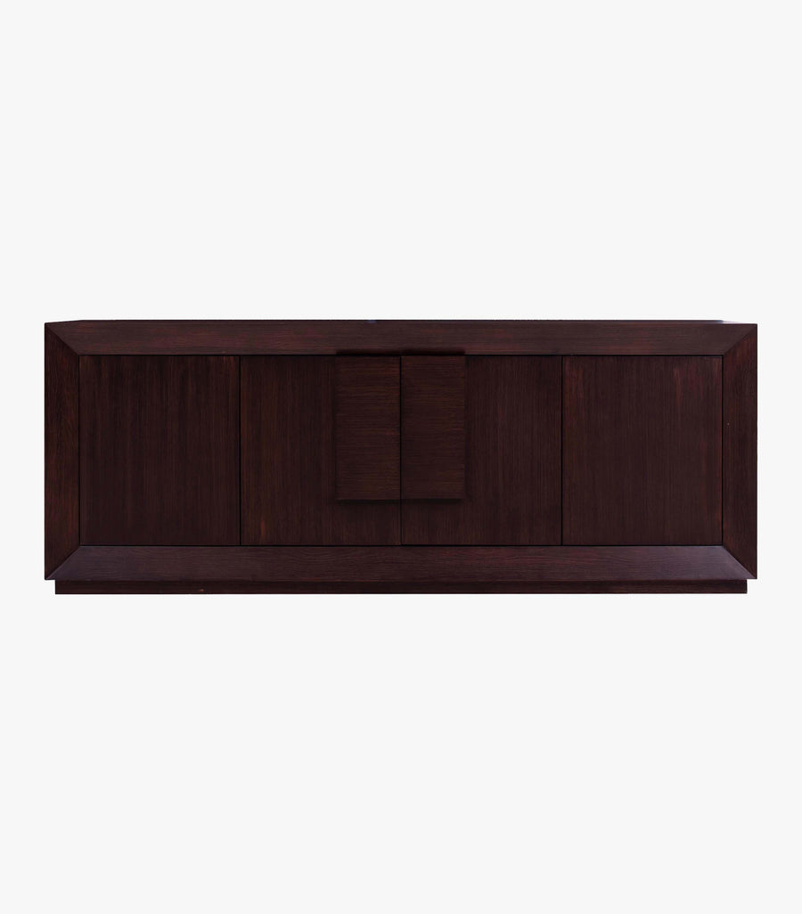 Bufetero urbano de madera wengue de la marca Avanti Muebles, vista frontal del mueble para almacenamiento y exhibición.