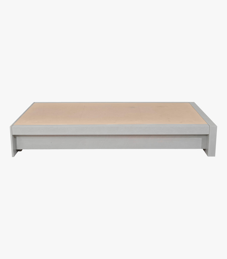 Base de madera Urban ll individual de color gris de la marca Avanti Muebles, vista lateral con acabado en gris.