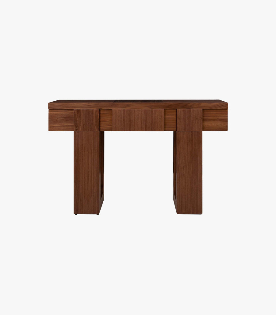 Consola Akumal de madera nogal de la marca Avanti Muebles, vista frontal, con diseño elegante y acabado en madera oscura.