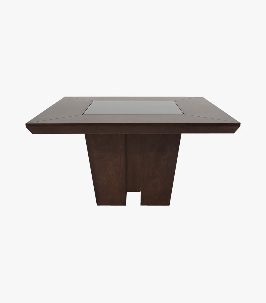 Mesa cuadrada de madera Palax para 8 personas de la marca Avanti Muebles, vista frontal.