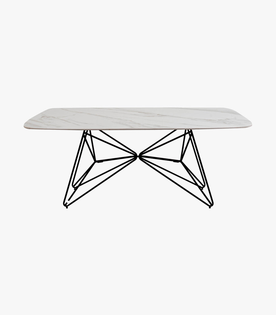 Mesa rectangular Shelby de Avanti Muebles para 6 personas, vista frontal, con superficie de madera y estructura sólida.