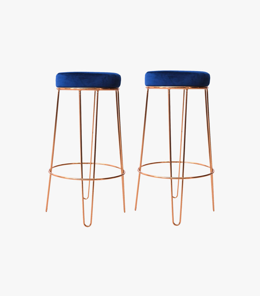 Dos bancos para barra de tela azul de la marca Avanti Muebles, ideales para gimnasio.