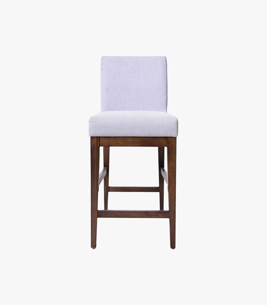 Banco para barra de cocina Avanti Muebles en madera y tela gris, vista frontal del asiento y estructura.