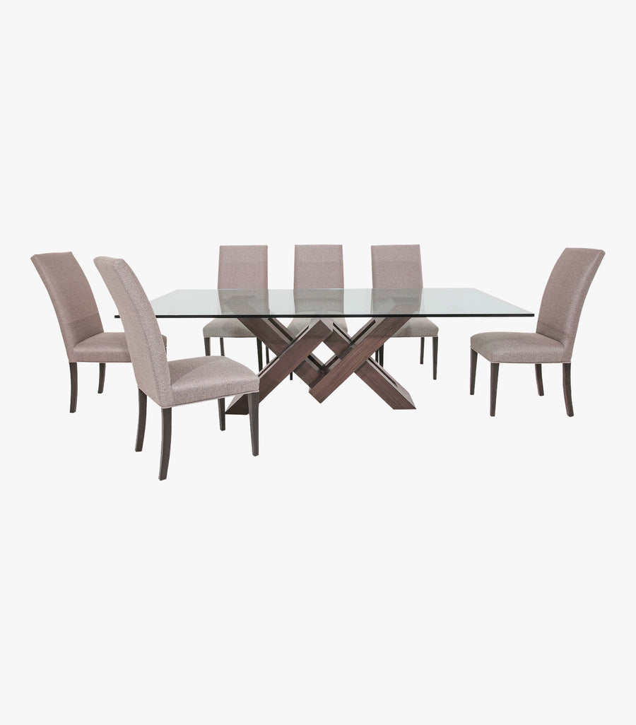Comedor rectangular Vemer de madera en color café para 8 personas con mesa y 8 sillas sin brazos, de la marca Avanti Muebles.