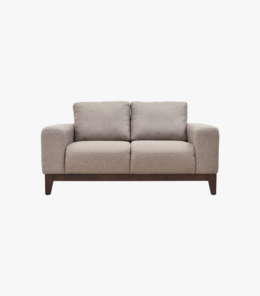 Sofá love seat Marcel de tela color café de la marca Avanti Muebles, vista frontal mostrando el diseño y color del mueble.