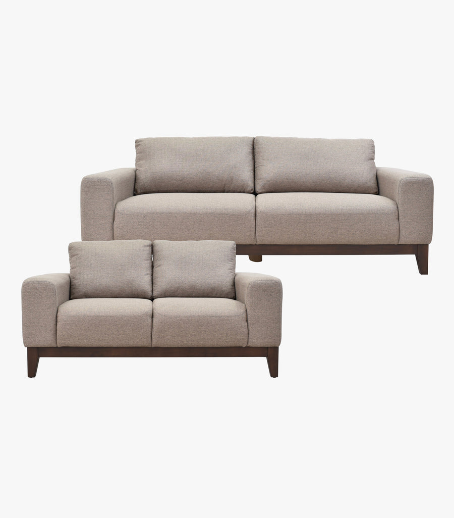 Sala Marcel de tela beige con sofá y love seat de estilo moderno, ideal para espacios elegantes y confortables.