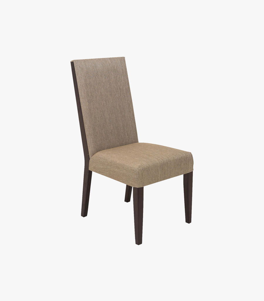 Silla Palax de madera con asiento y respaldo de tela color café, estilo moderno y cómodo, de la marca Avanti Muebles.