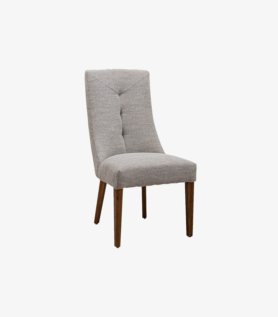 Silla Silvana de madera y tela color beige de la marca Avanti Muebles vista lateral para comedor o sala