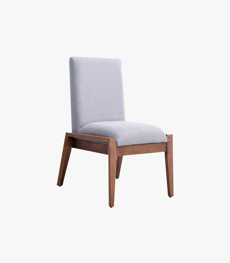 Silla Zamzara de madera y tela gris de la marca Avanti Muebles, vista lateral, diseño moderno y elegante.
